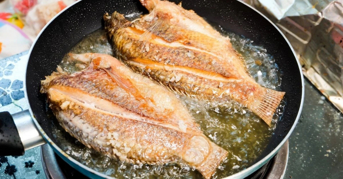 Chiên cá đừng chỉ dùng mỗi dầu ăn: Thả thêm 1 thứ này vào chảo, cá giòn rụm, không bắn dầu mà lại thơm ngon hấp dẫn