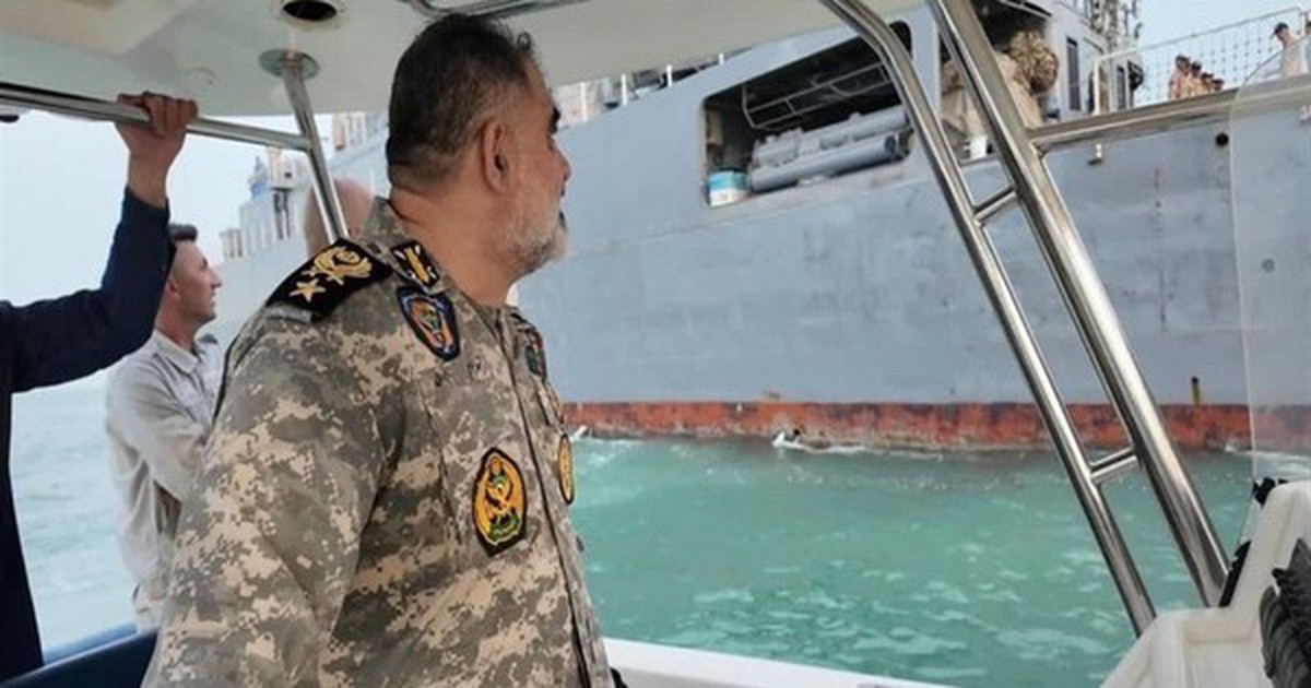 Iran bày trận "tàu ngầm cá heo" dưới đáy biển Hormuz, cảnh báo Anh - Pháp