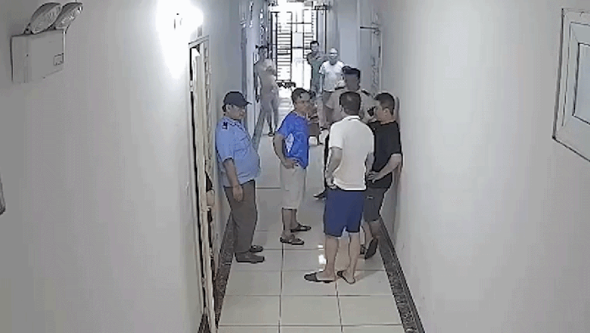Đánh người vì bị nhắc đeo rọ mõm cho chó ở Hà Nội, nhiều hàng xóm sợ khi gặp người đàn ông này