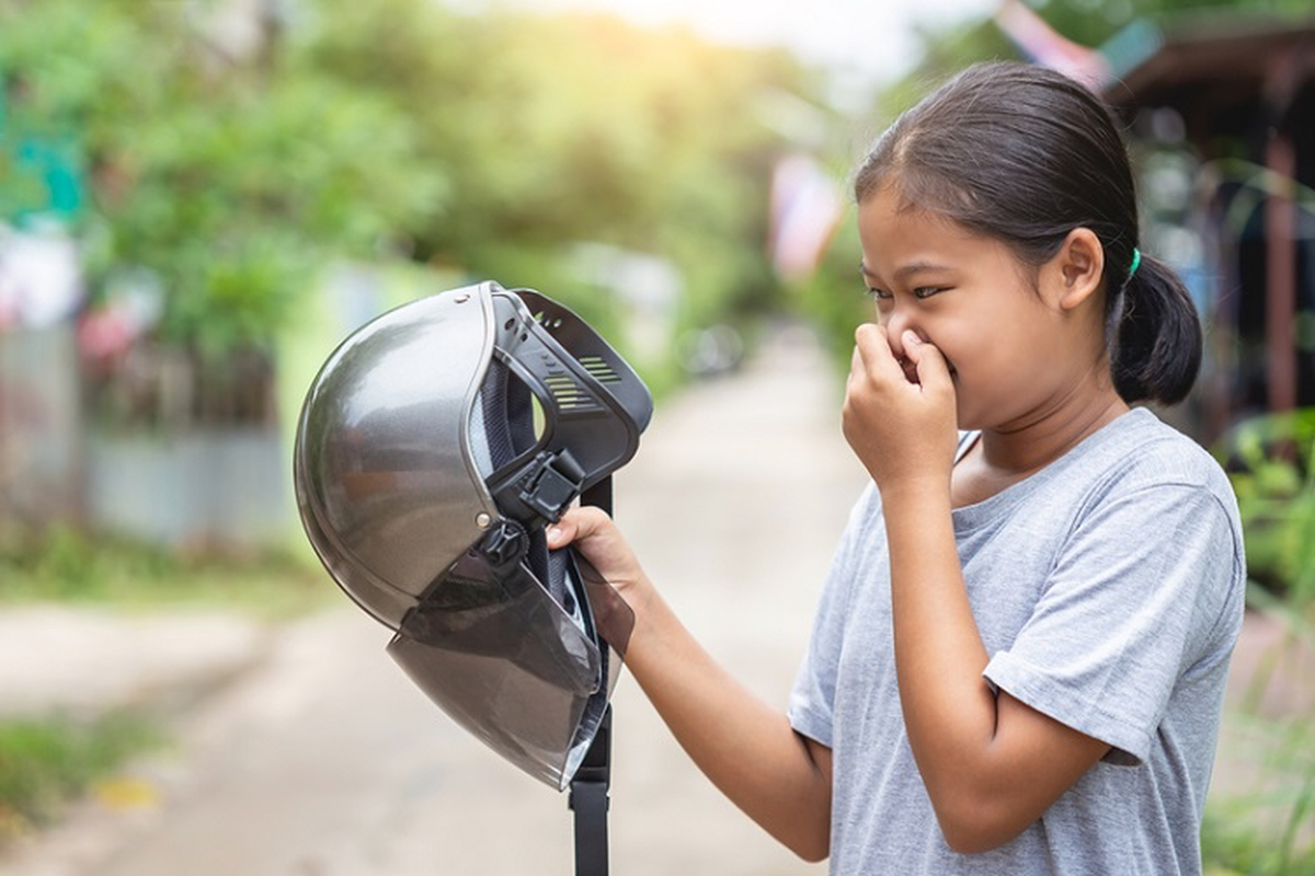 5 cách khử mùi hôi mũ bảo hiểm mà không cần tháo rời