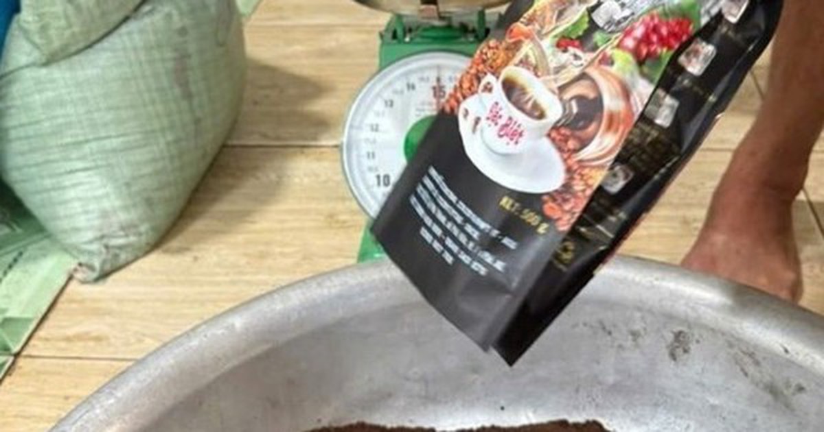 Đột kích 3 địa điểm, công an phát hiện đường dây sản xuất cà phê giả, tịch thu gần 600 kg bột cùng hàng nghìn bao bì