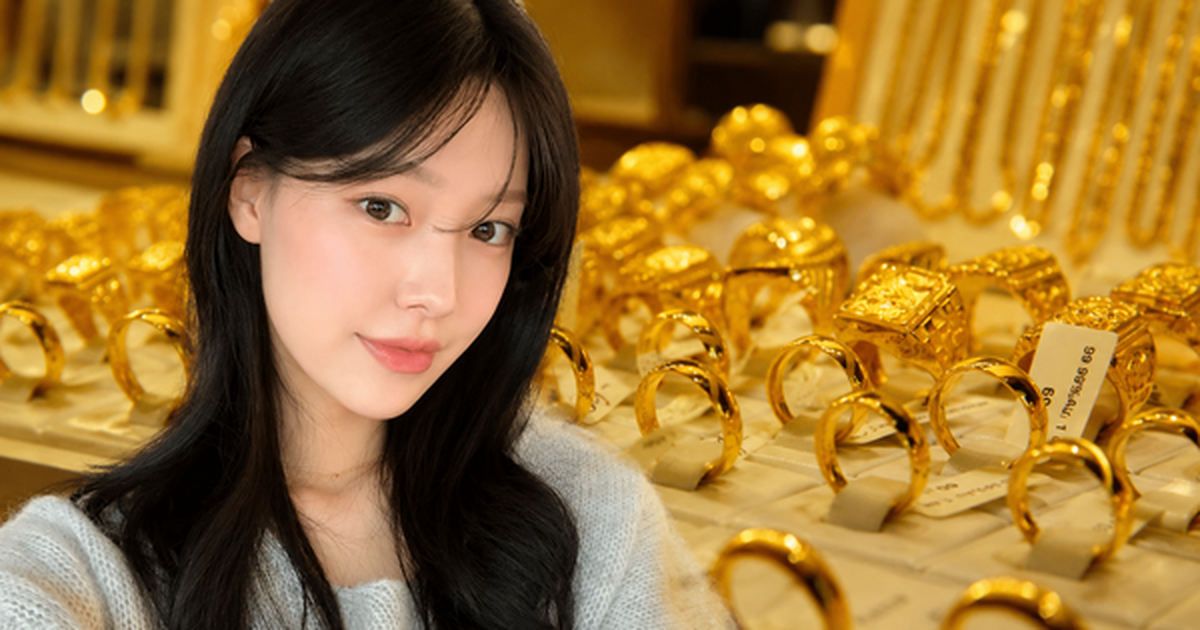Nhiều người trẻ mua vàng dù "không hiểu lắm nhưng vẫn thấy phải mua