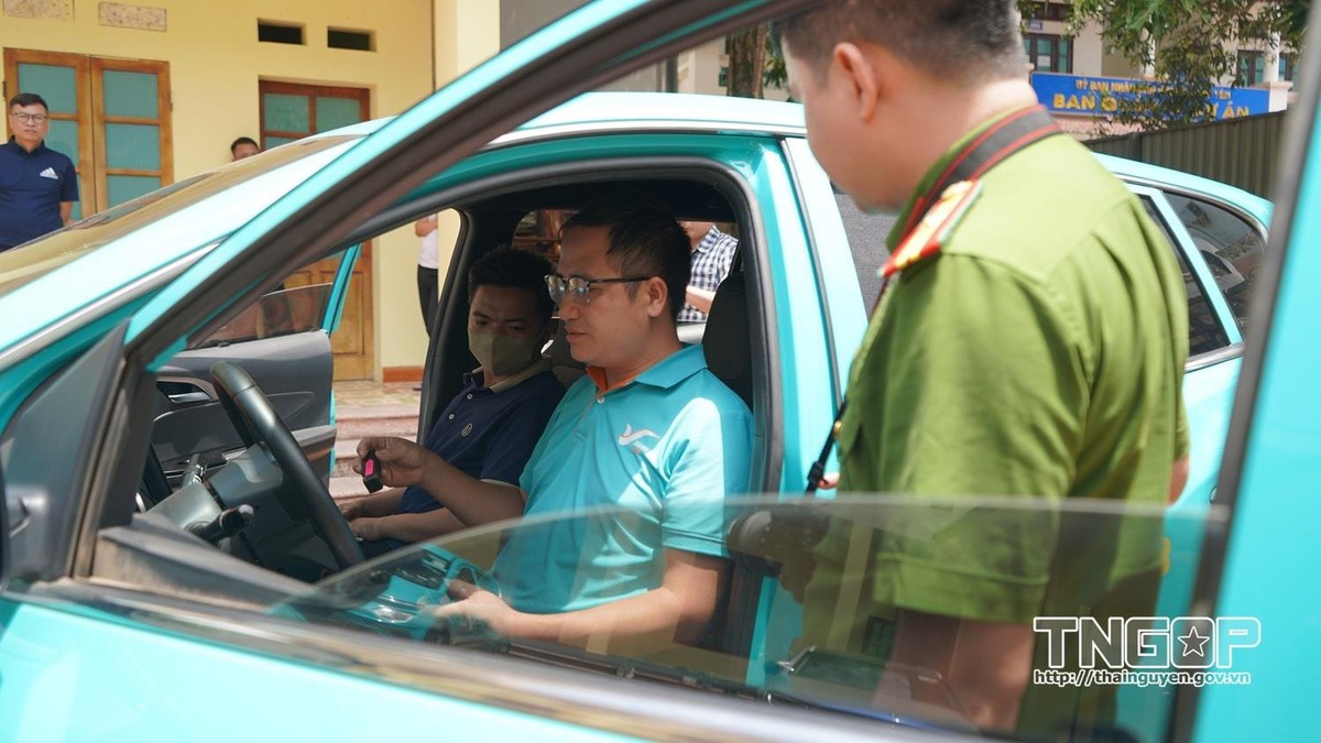 Bắt 4 tài xế lắp thiết bị điện tử trên taxi điện nhằm chiếm đoạt tiền