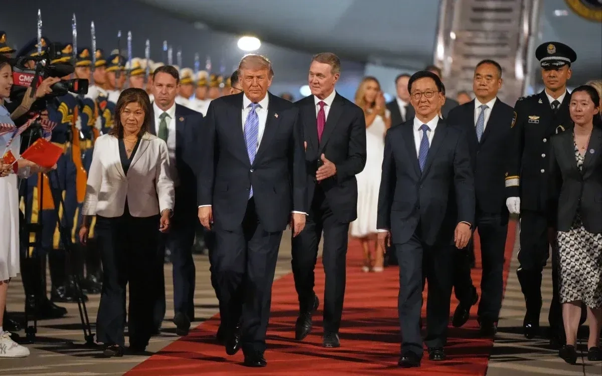 Trung Quốc trải thảm đỏ đón Tổng thống Trump ở sân bay Bắc Kinh
