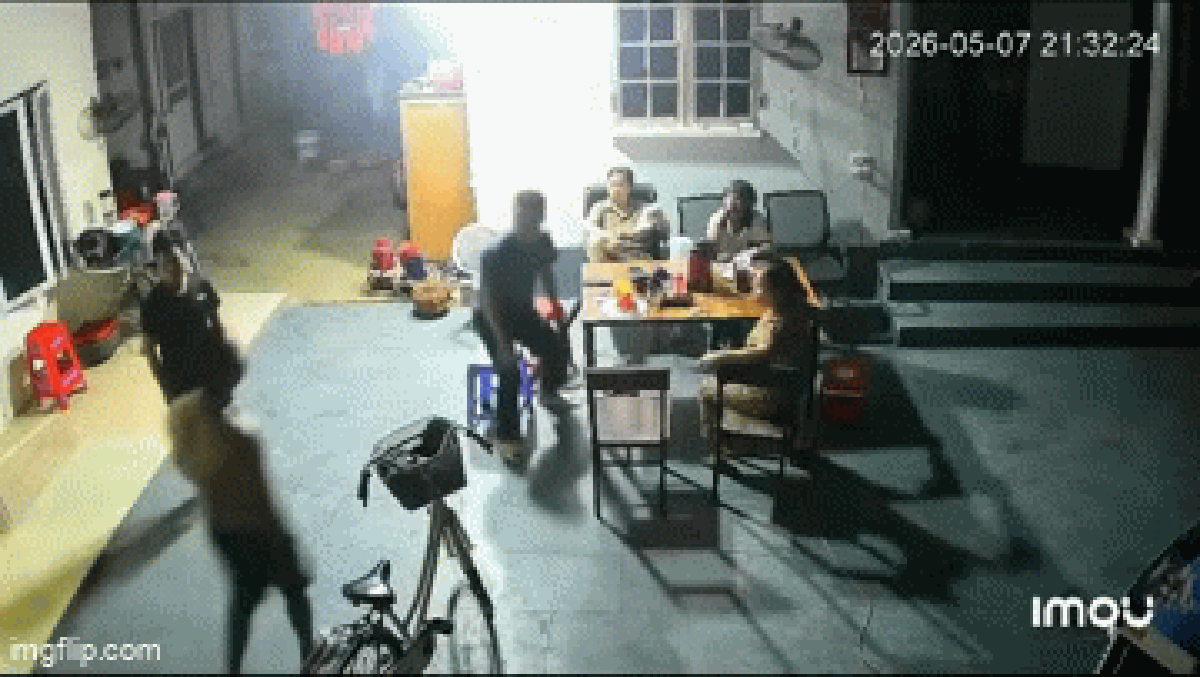 Toàn bộ clip nhóm đối tượng xông vào nhà dân hành hung khiến 2 người nhập viện ở Hà Nội