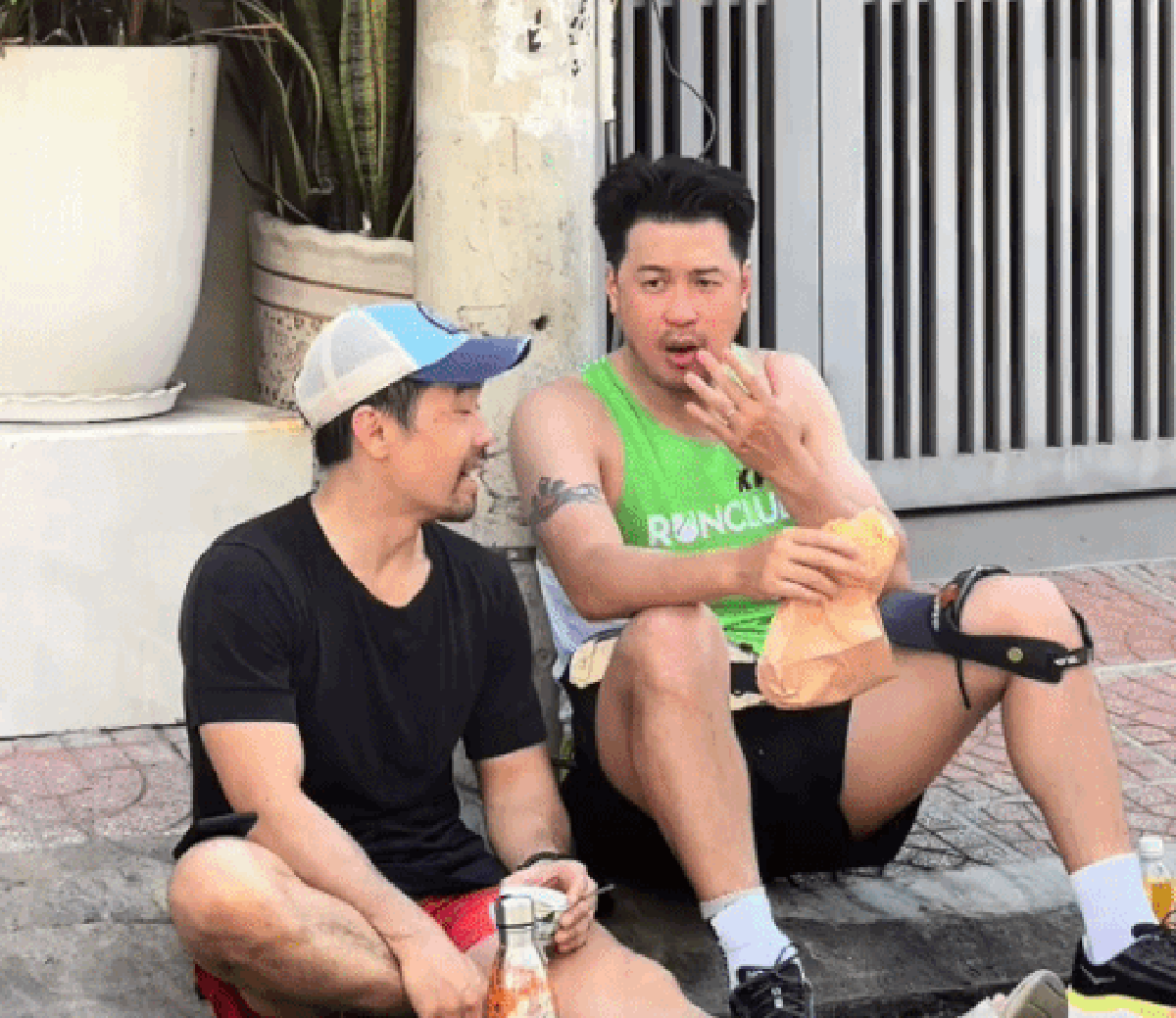 Cảnh con trai tỷ phú Johnathan Hạnh Nguyễn ngồi bệt trên vỉa hè ăn bánh mì