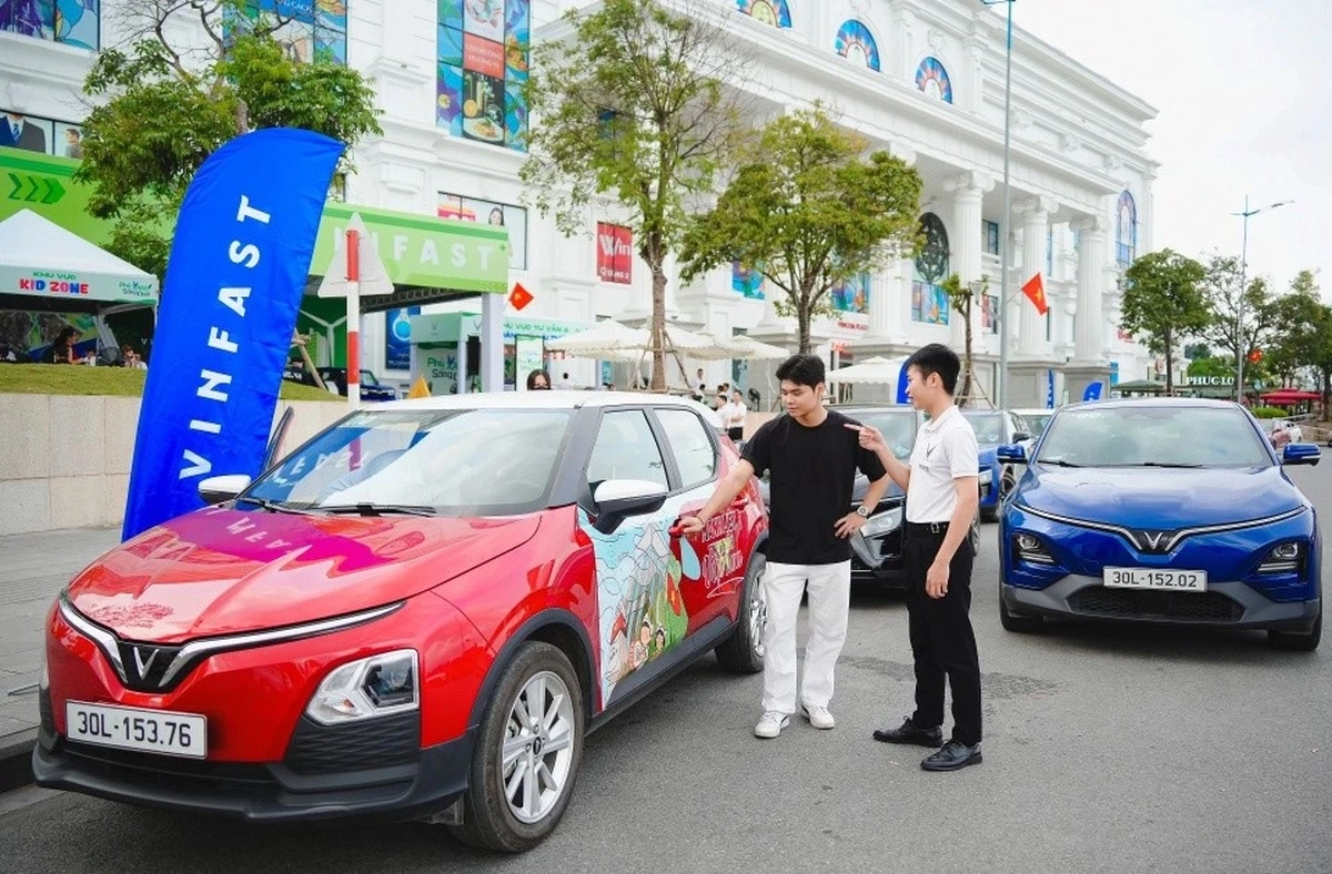 Thấy gì về thương vụ "bom tấn" VinFast tái cấu trúc?