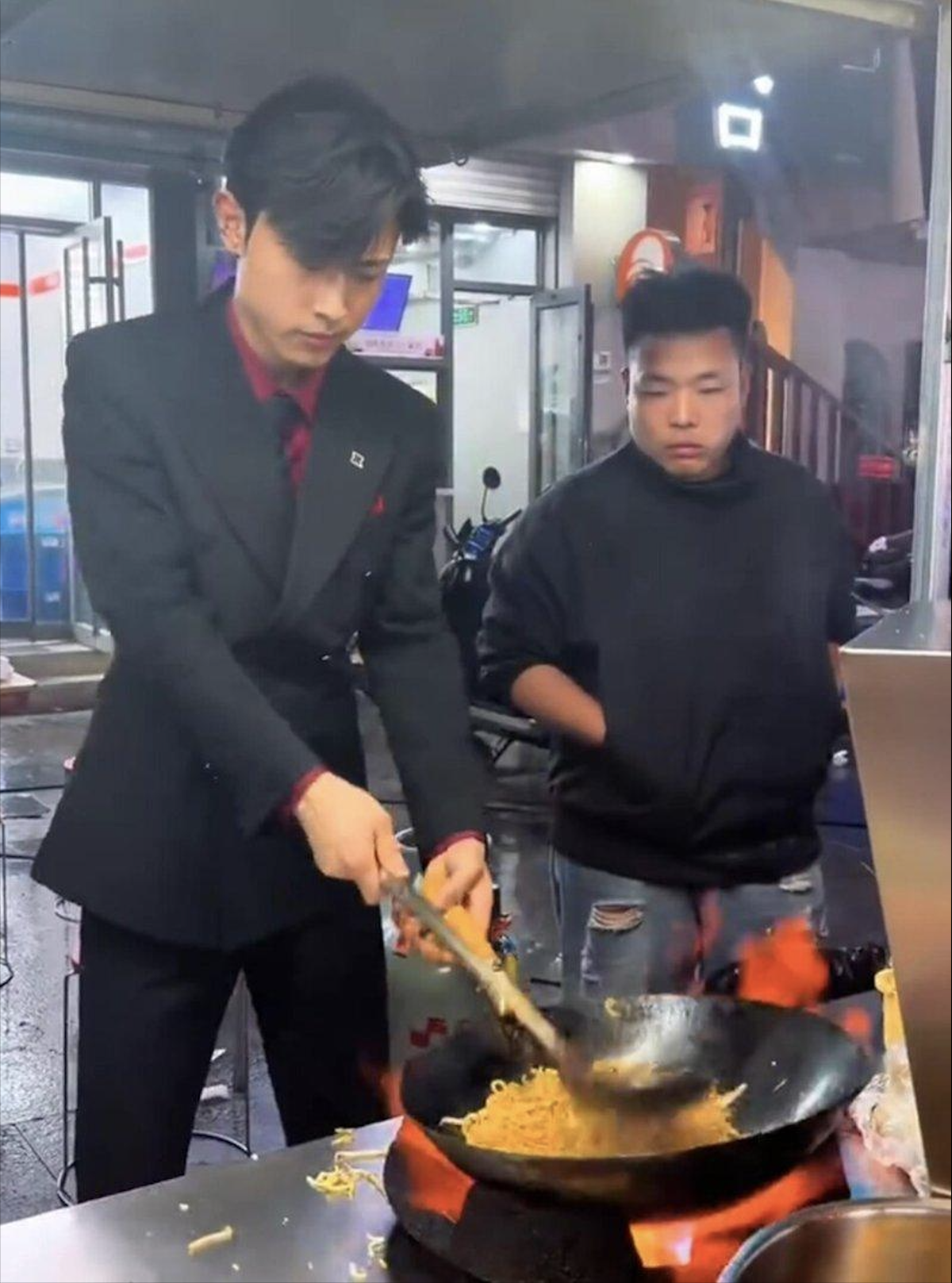 Soái ca "mặc vest chiên cơm" kiếm 200 triệu VNĐ/tháng: bí quyết không chỉ nằm ở “chiêu” marketing độc lạ