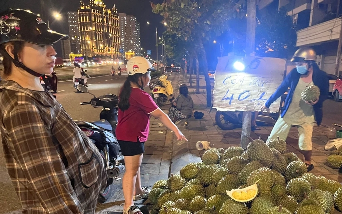 Người dân TPHCM đổ xô ‘săn’ sầu riêng giá siêu rẻ
