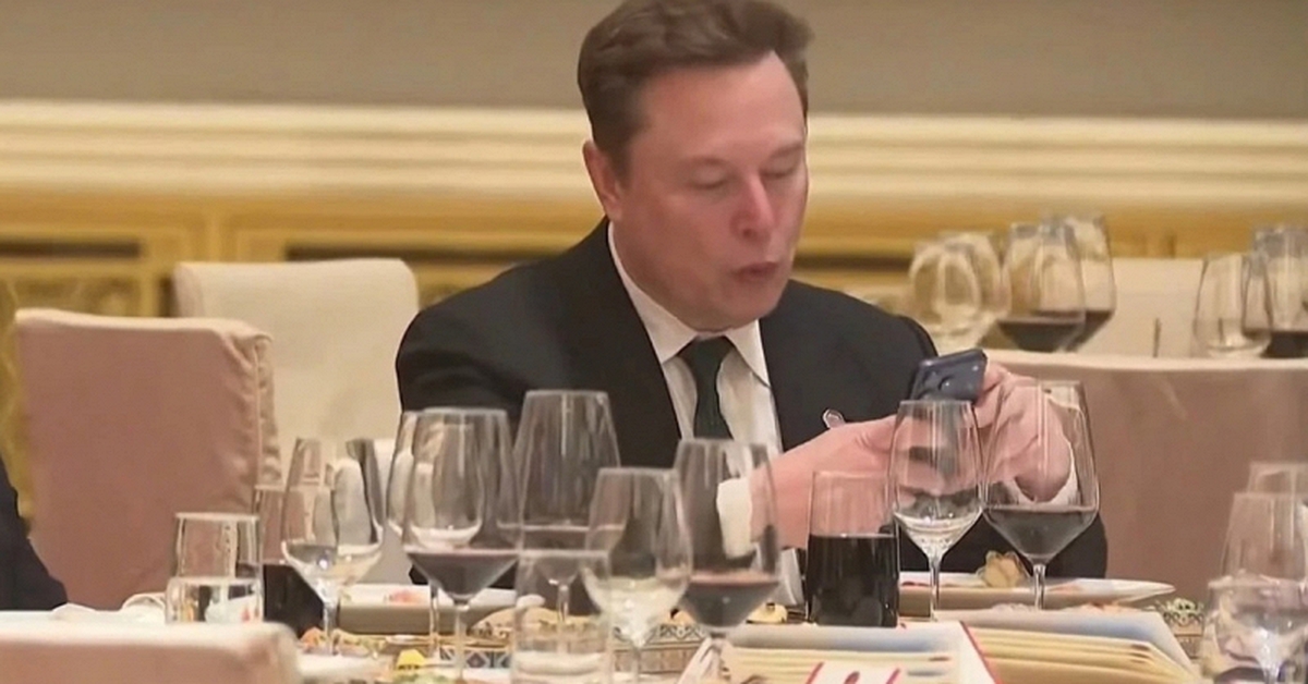Tỷ phú Elon Musk dùng điện thoại gì?