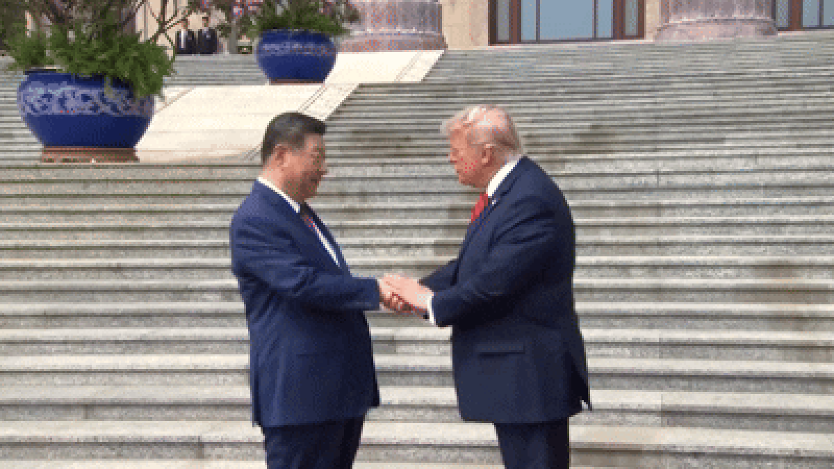 10 giây, 5 cú vỗ của ông Trump khi bắt tay ông Tập: Giải mã thông điệp ẩn