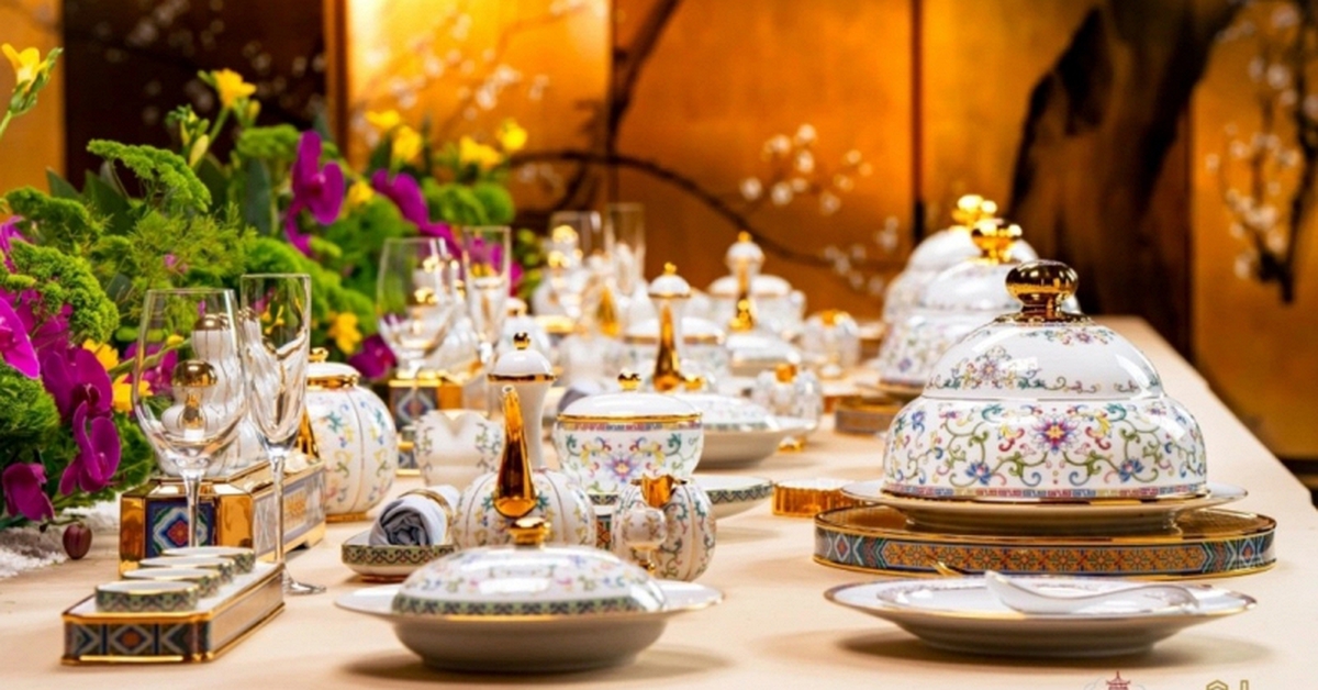 "Bảo tướng vận thái" - Bộ bát đĩa sứ giá 76 tri...