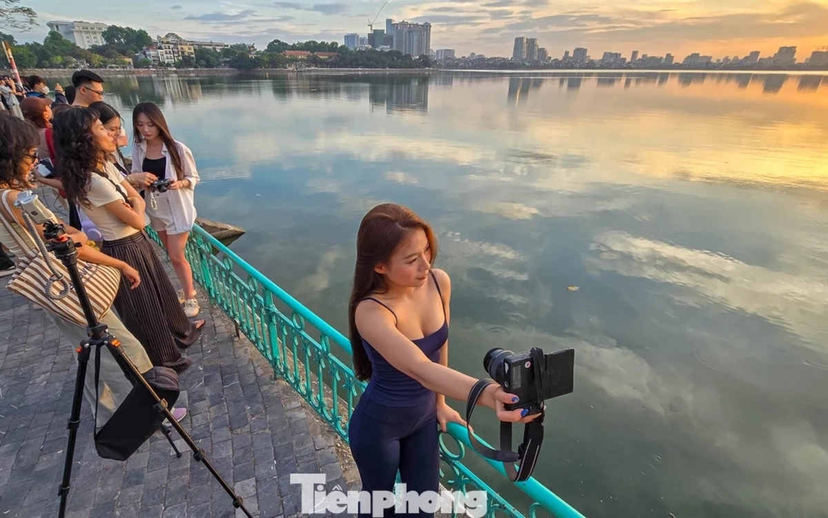 Nườm nượp check-in hoàng hôn "tuyệt đối điện ảnh" ở Hồ Tây