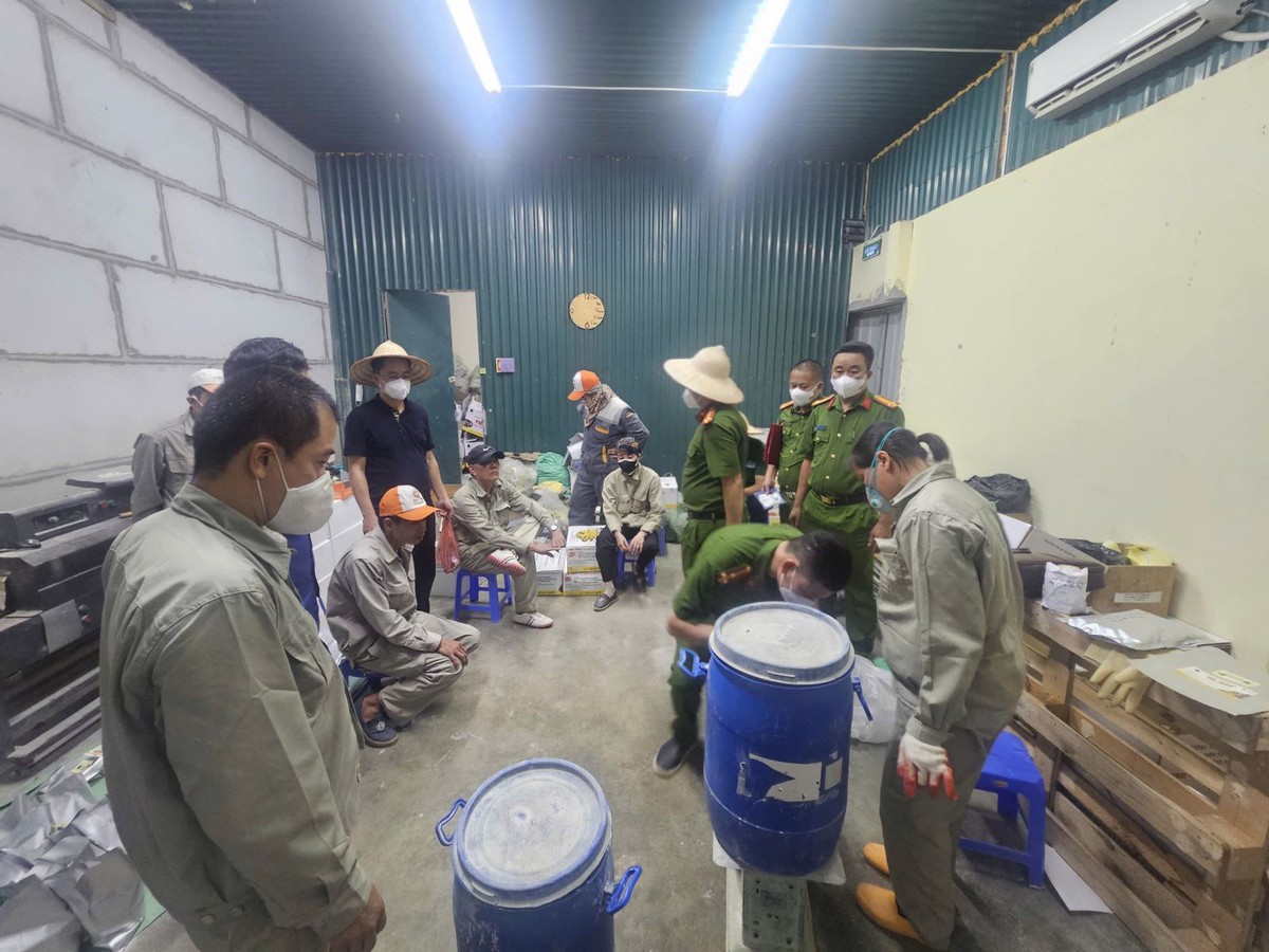 Khám xét khẩn cấp nơi làm việc của Nguyễn Thanh Bình, thu giữ 180 bao hoá chất ghi chữ "Toxic 6"