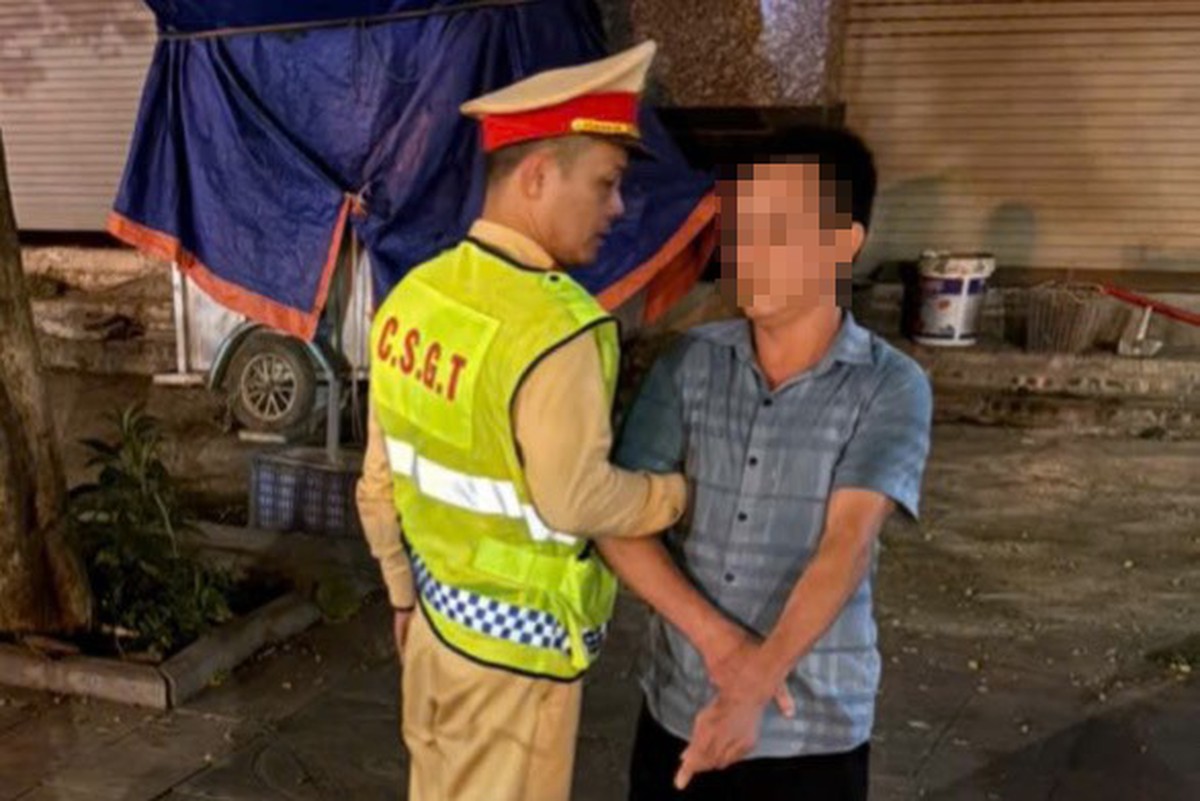 Công an Hà Nội bắt người đàn ông làm chuyện mờ ám trên đường Dương Nội giữa đêm