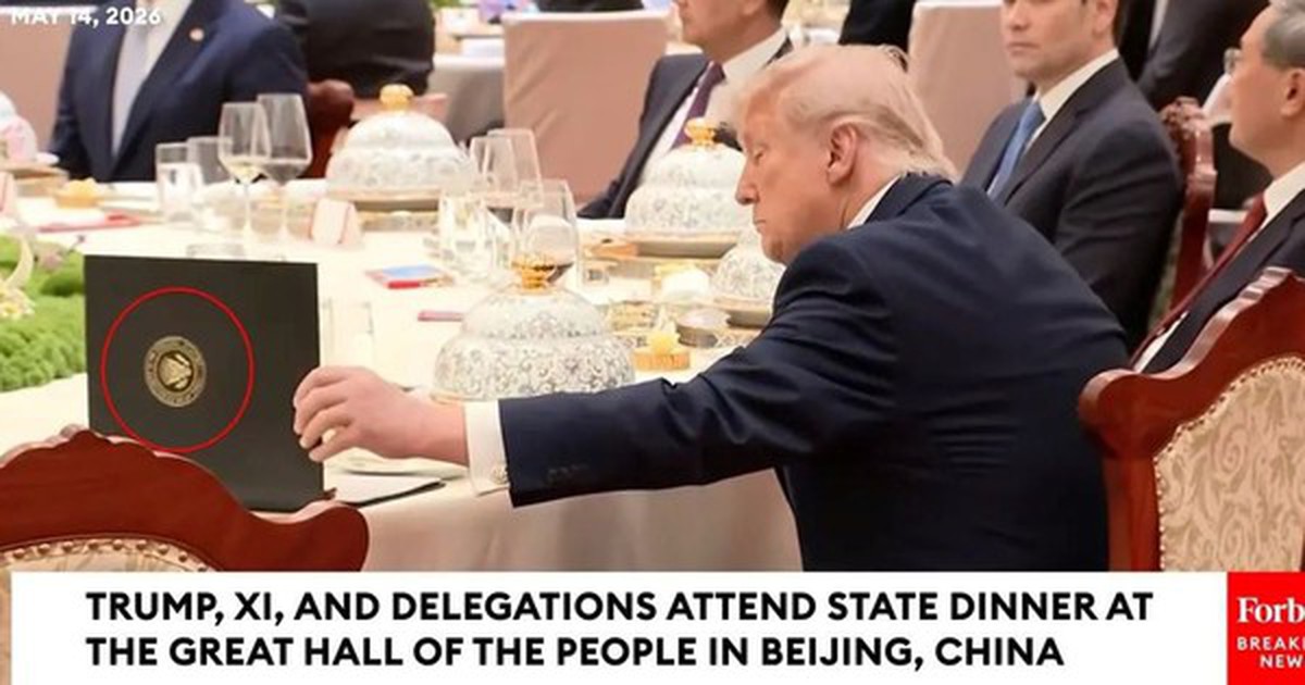 Thực hư clip ông Donald Trump "lật tài liệu của ông Tập Cận Bình" trong quốc yến