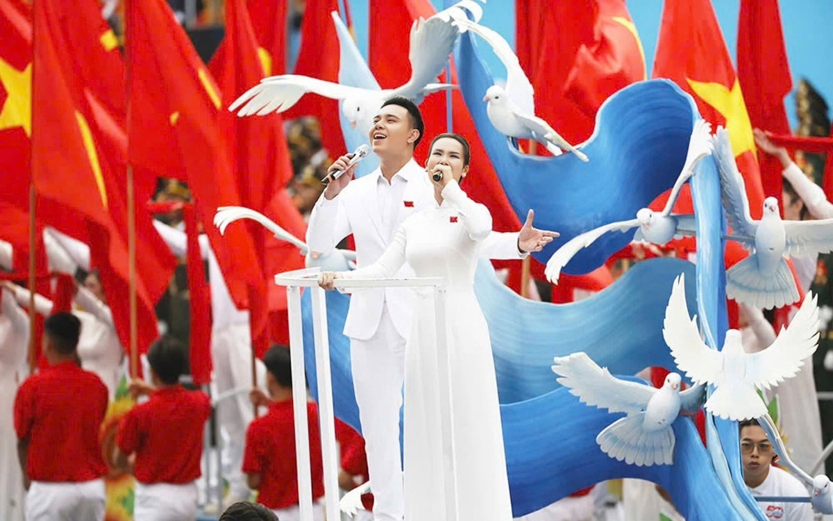 Việt Nam có mẹ 2 con chạy show từ Nam ra Bắc mất ăn mất ngủ, chương trình quốc gia nào cũng có mặt