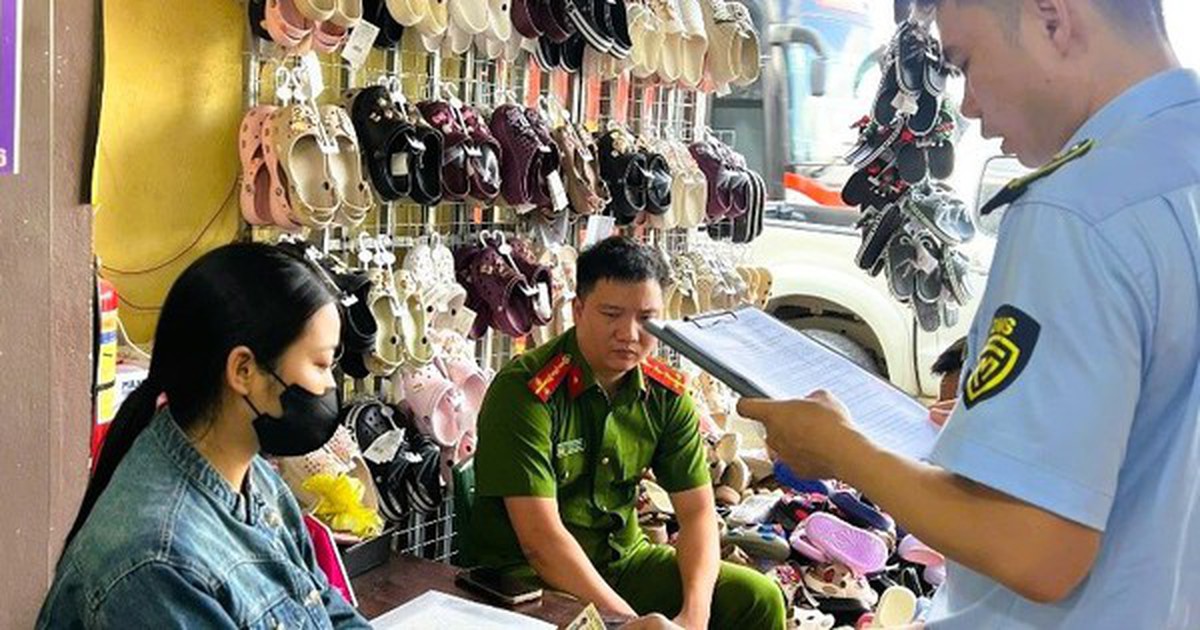 Bán 372 đôi dép Crocs giả thương hiệu, 2 hộ kinh doanh bị xử phạt