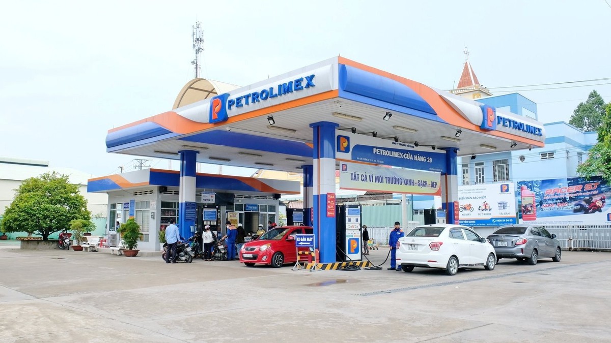 Cổ phiếu PLX “bốc hơi” gần 40% từ đỉnh: Cơ hội “bắt đáy” hay rủi ro vẫn còn phía trước?