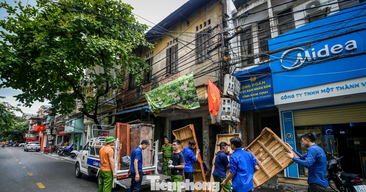 Di dời người dân khỏi chung cư "chờ sập" ở Ninh Bình