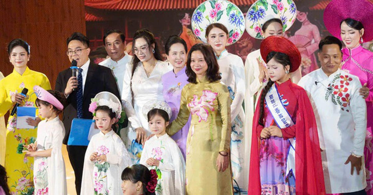 Chạy mưa dựng lại sân khấu trong 3 tiếng, NTK Cao Thu Vân vẫn kể trọn "Miền ký ức" bằng áo dài