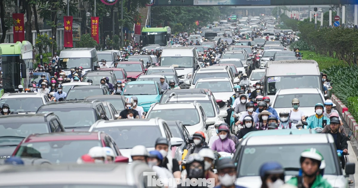 Giao thông hỗn loạn ngày đầu phân luồng nút La Thành - Nguyễn Chí Thanh