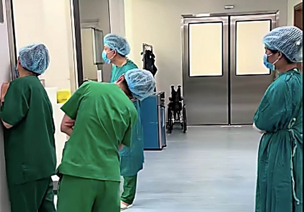 Thấy bác sĩ nép sau cánh cửa phòng mổ, nhiều người tưởng "trốn việc" và sự thật phía sau