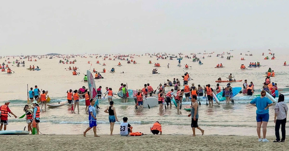 Chen chúc chèo SUP trên biển Đà Nẵng