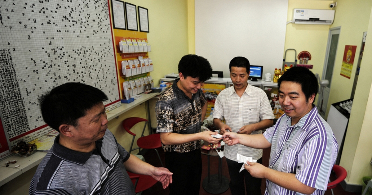 Phát hiện 2 người ở 2 tỉnh khác nhau mua vé số cùng phút, cùng dãy số và cùng trúng độc đắc hơn 32 tỷ đồng
