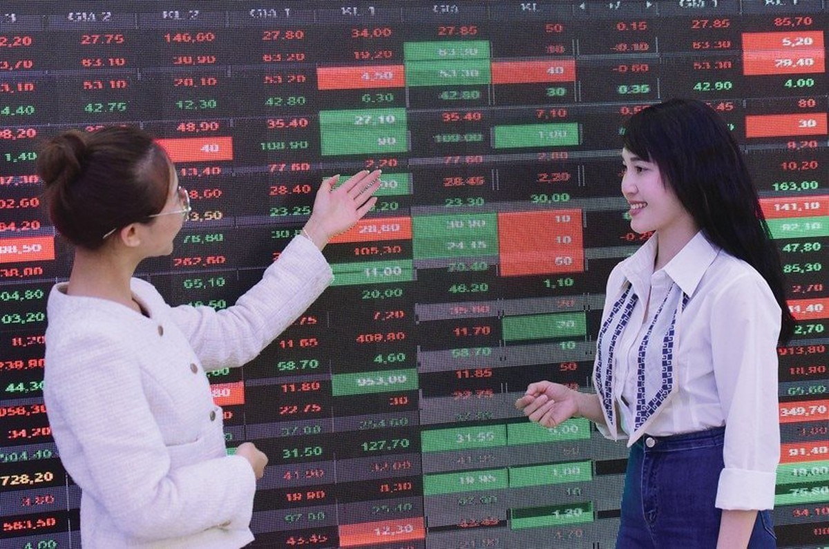 Cổ phiếu Big4 và dầu khí kéo VN-Index thoát hiểm phiên đầu tuần
