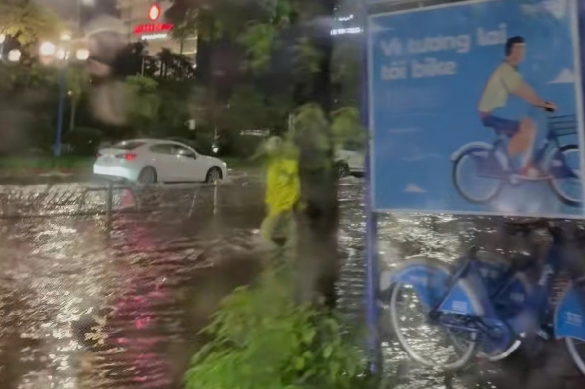 Vì sao đường phố Hà Nội úng ngập dù mưa không quá lớn?