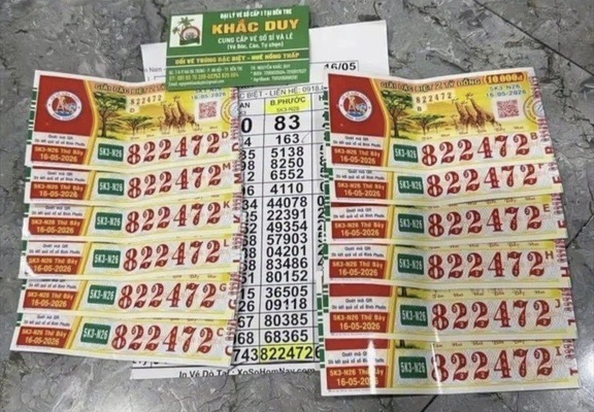 Mua 12 tờ vé số trong lúc đi đón con, tối đại lý đến tận nhà làm một việc