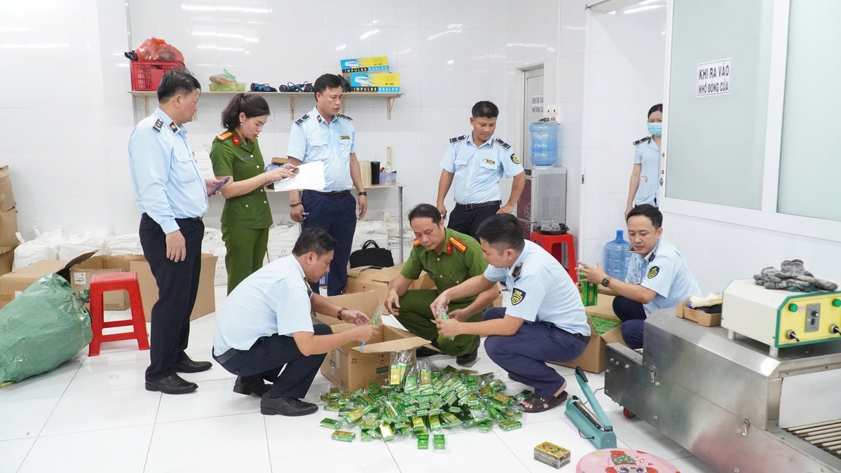 Khám xét khẩn cấp 4 địa điểm, tạm giữ 14 người trong đường dây do Nguyễn Văn Đức 36 tuổi cầm đầu