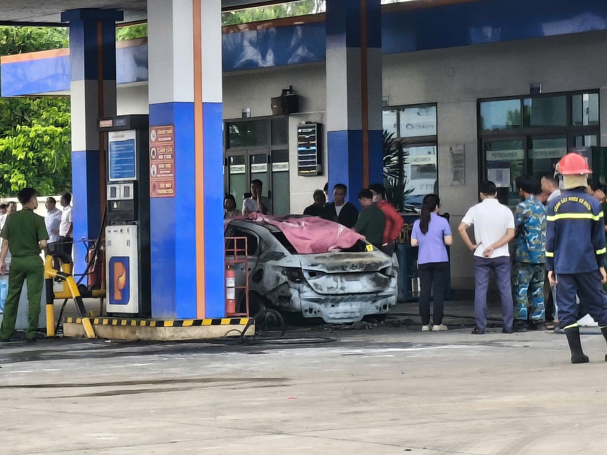 Hiện trường ô tô bốc cháy tại cây xăng khiến 2 thiếu niên tử vong