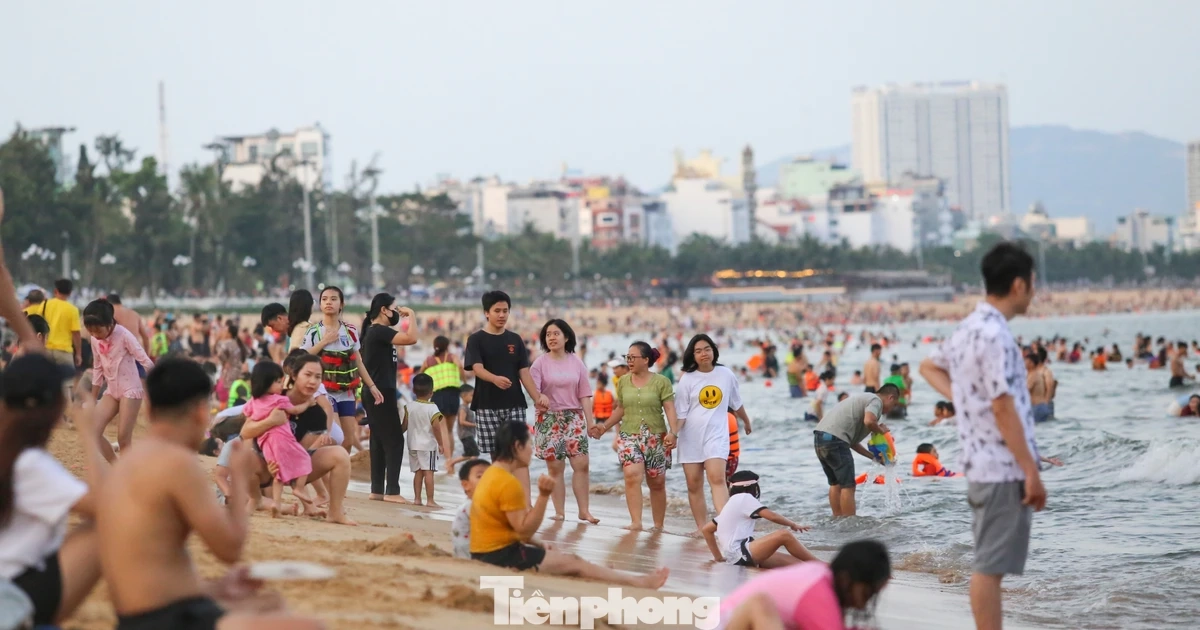 Các bãi biển đông nghịt người, nhìn thôi đã... ngộp