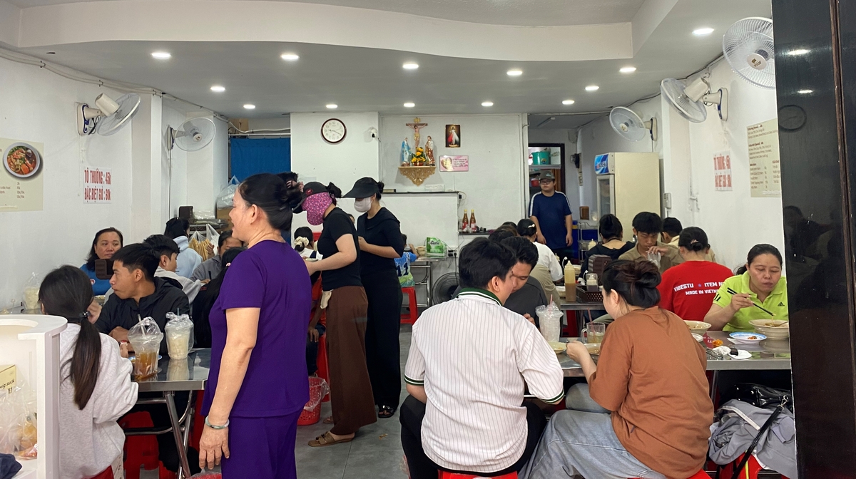 Khách ngồi kín chỗ, hàng quán ở TP.HCM 'hốt bạc' dịp lễ