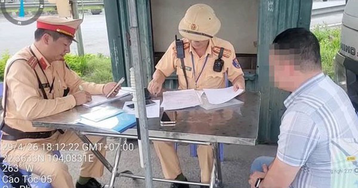 Vi phạm nồng độ cồn bị tước giấy phép lái xe, một cán bộ xã vẫn lái xe trên cao tốc