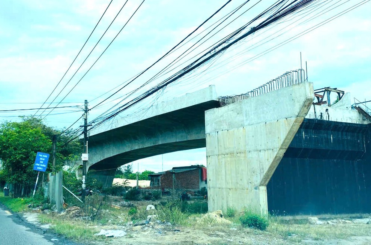 Cắm biển báo công trường thi công nhưng 2 năm trời không thấy bóng công nhân