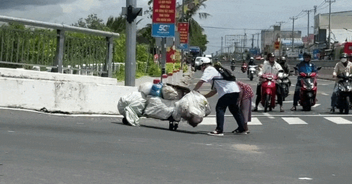 4,3 triệu lượt xem video nam sinh lao tới đẩy xe ve chai giúp bà cụ giữa dốc cầu: "Nuôi con như vậy mới đáng!"