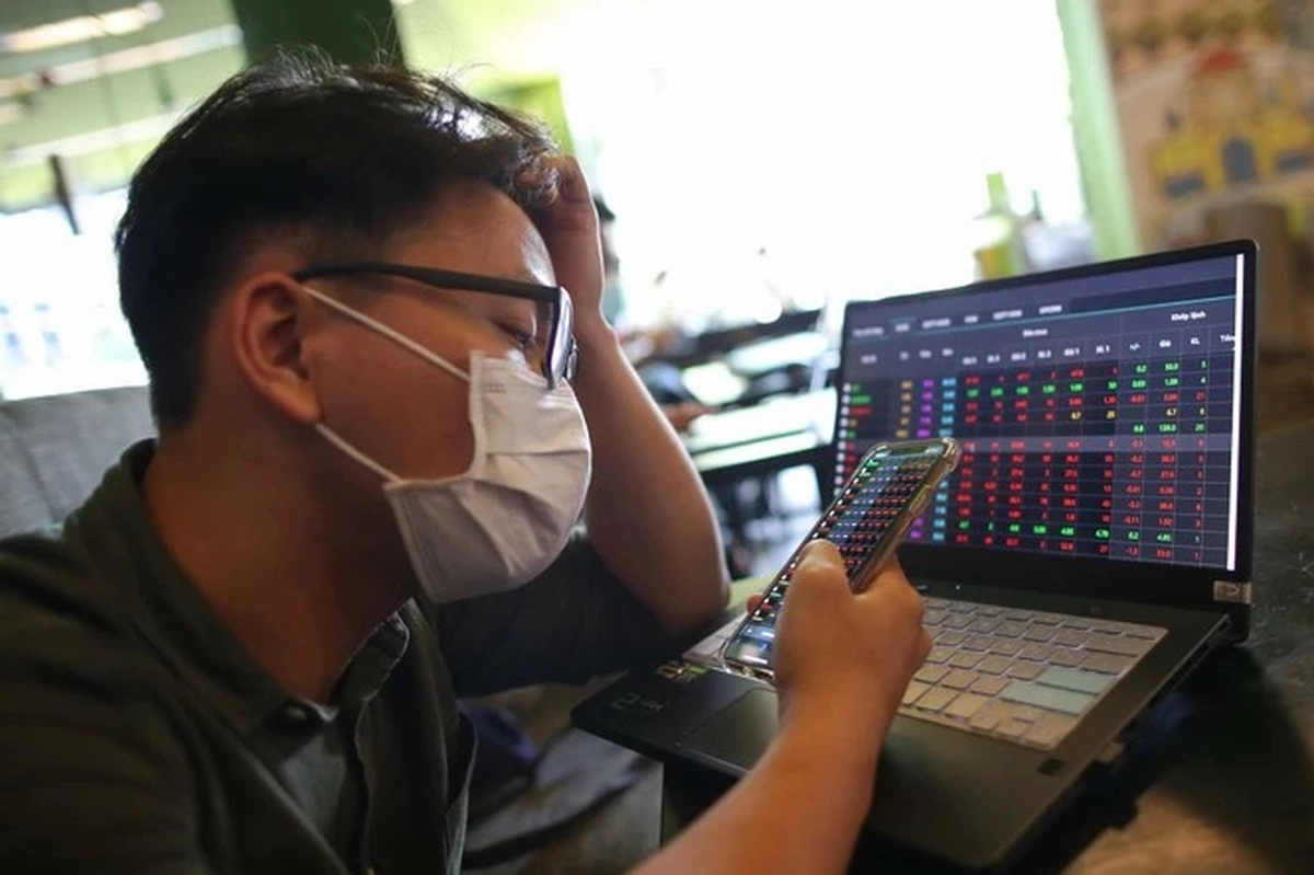 Chứng khoán ‘rơi tự do’ hơn 50 điểm rồi bất ngờ kéo ngược phút cuối