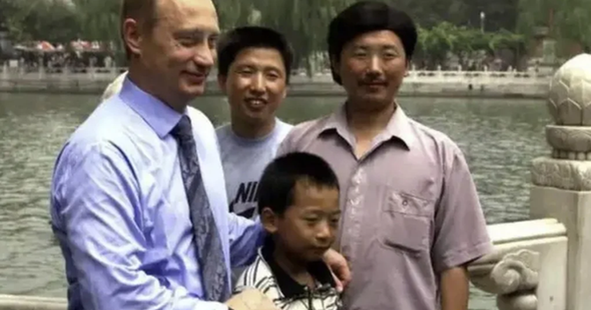 Tổng thống Putin gặp lại “cậu bé” chụp ảnh cùng ở Bắc Kinh 26 năm trước