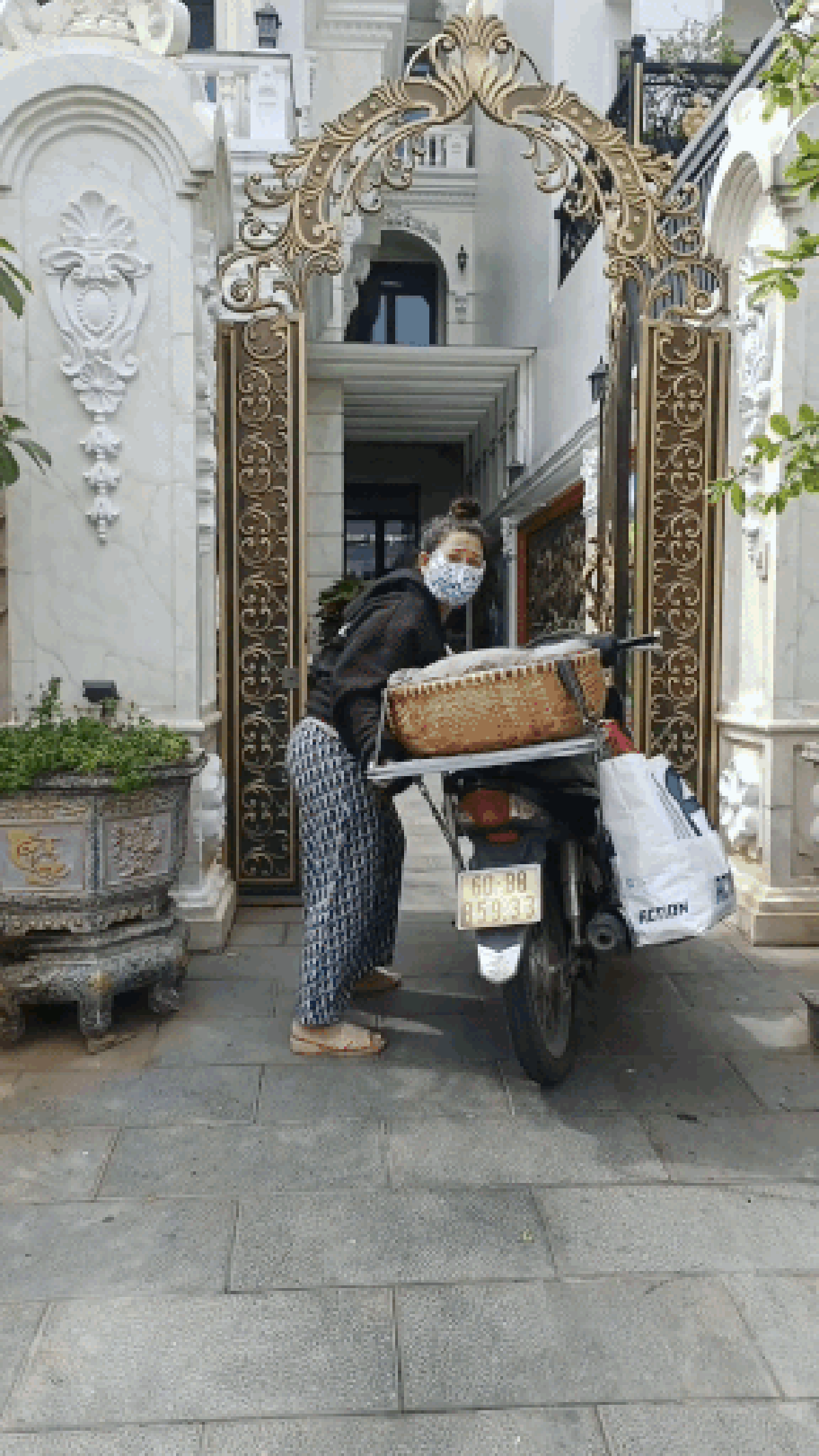Xôn xao clip cô bán xôi dắt xe vào biệt thự 20 tỷ: Phát hiện nhiều người bán bánh mì, sầu riêng cũng ở nhà to như lâu đài