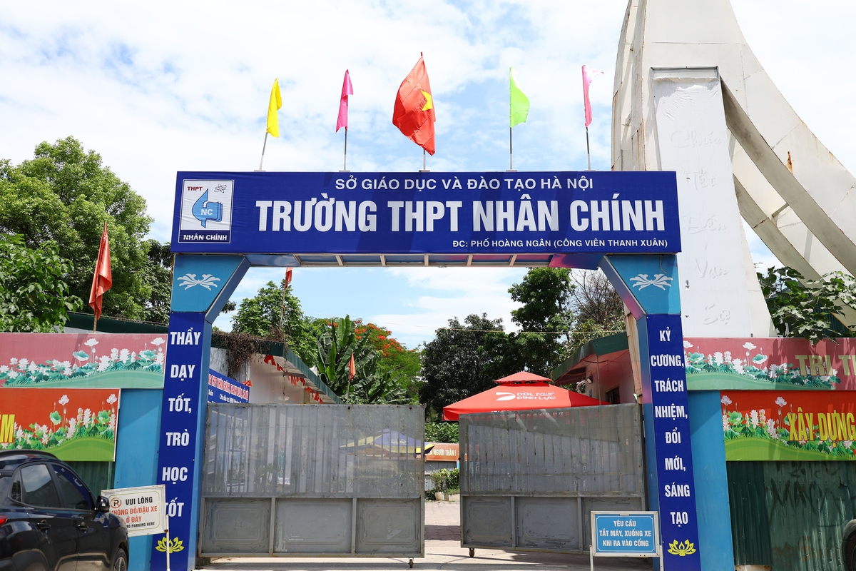 Trong lúc chờ trường mới hiện đại hàng trăm tỷ đồng, học sinh 2 trường THPT top đầu Hà Nội học ở đâu?