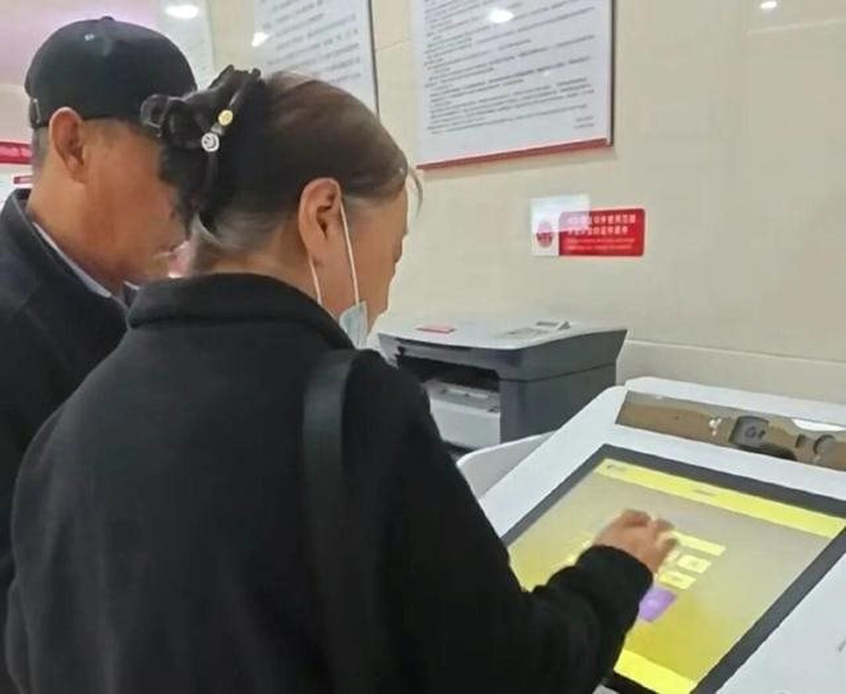 Khách gửi tiết kiệm hơn 387 triệu đồng, 8 năm sau phát hiện đã mua bảo hiểm, ngân hàng khẳng định: “Chúng tôi bán hàng đúng quy trình”
