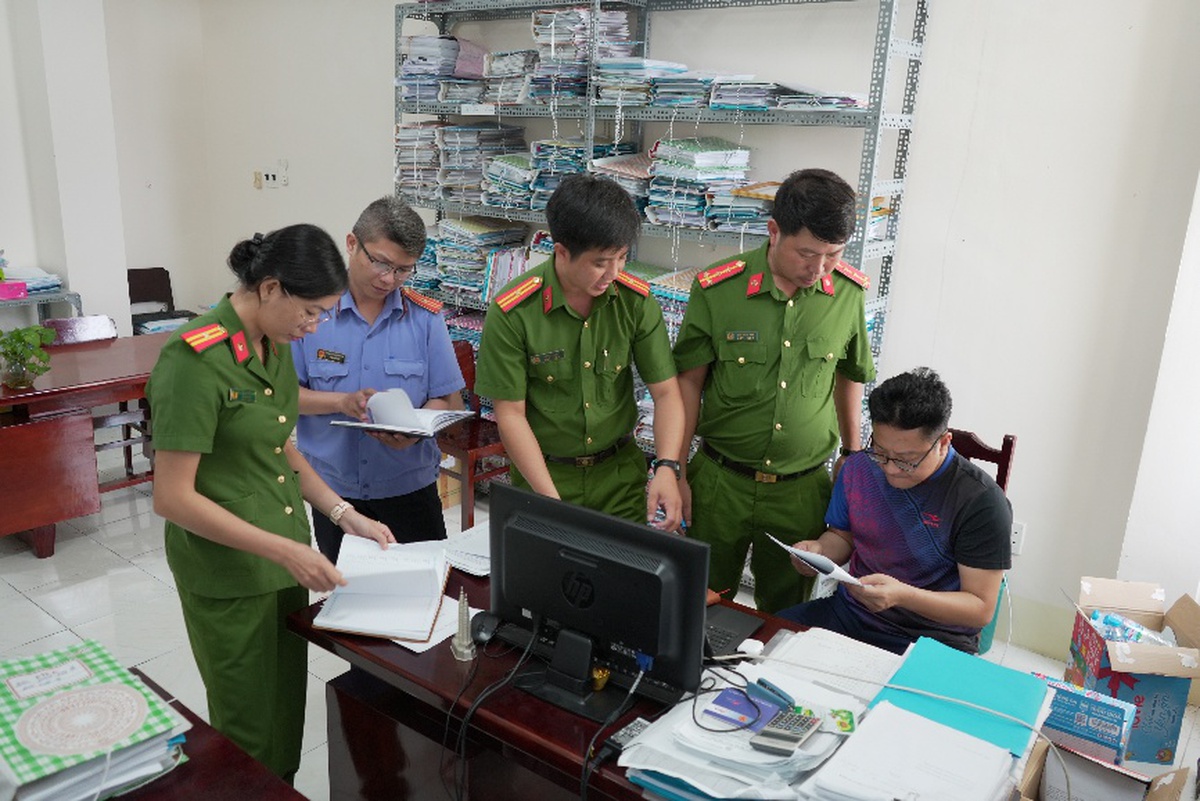 Khám xét khẩn cấp, bắt cán bộ thuế Trần Minh Trường
