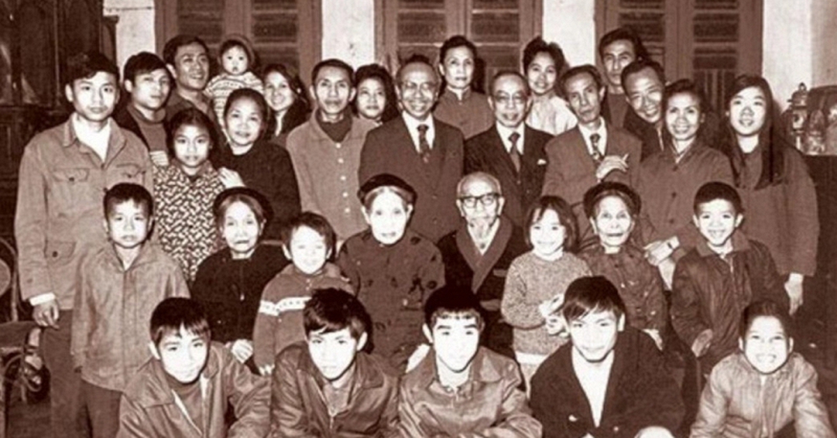 Chủ tiệm vàng nuôi 8 con thành tài, 4 người là giáo sư: Con út đã 90 tuổi vẫn "gây sốt" MXH bởi khả năng tiếng Anh đỉnh cao