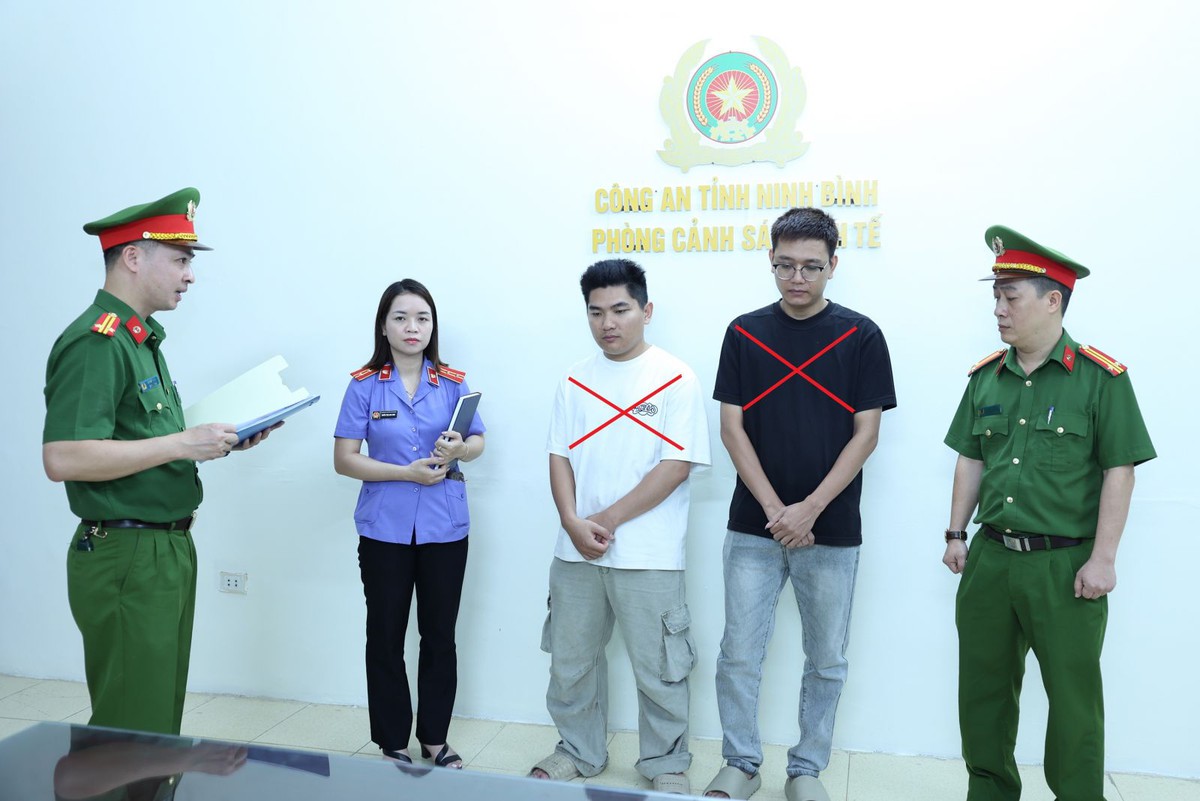 Kiểm tra kho hàng, bắt 2 chủ shop giày dép Trần Công Tùng và Lã Văn Ước