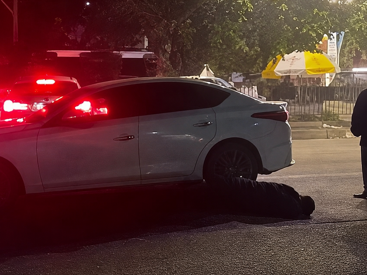 Tài xế Mazda lao xe vào nhóm người trước nhà hàng ở Nghệ An, nạn nhân gãy chân