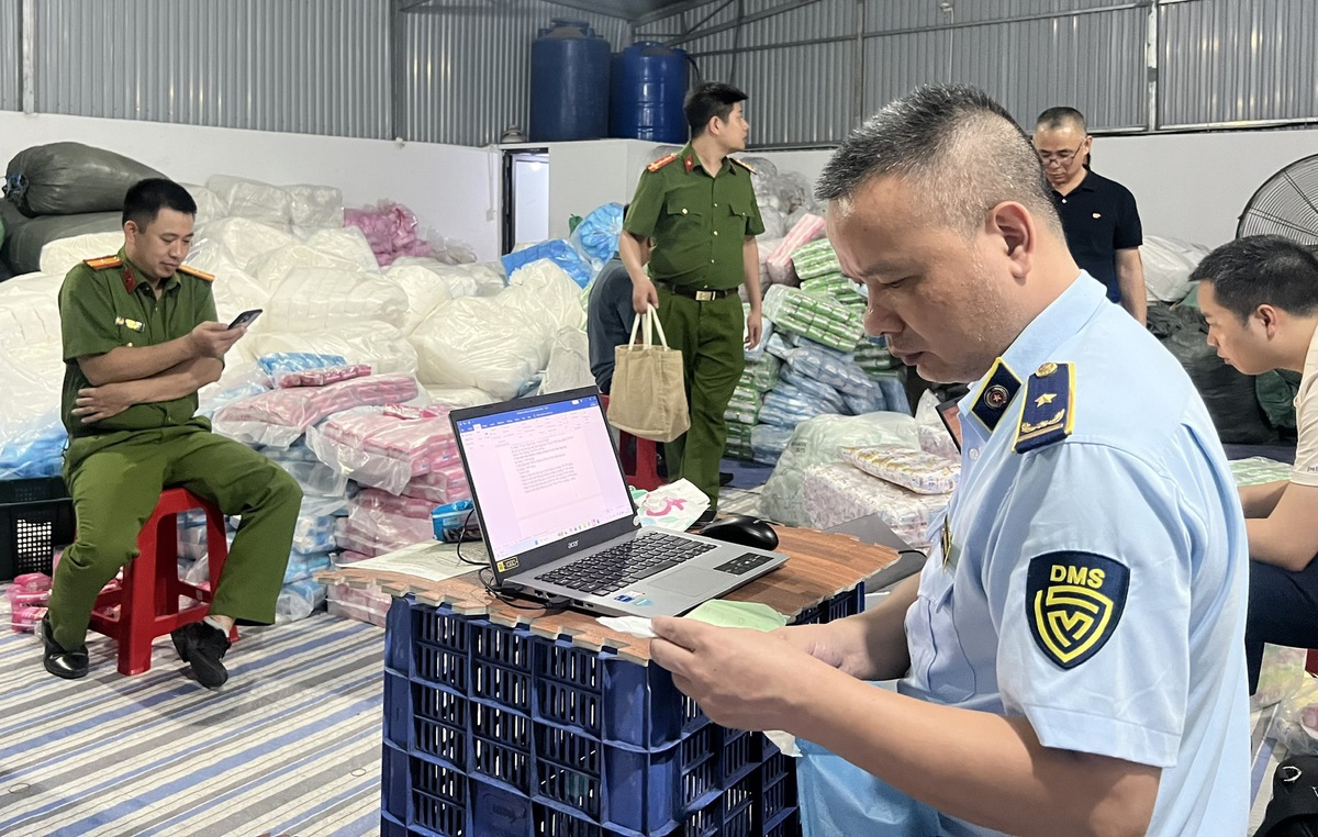 Khám xét, bắt tạm giam nữ chủ xưởng sản xuất băng vệ sinh giả