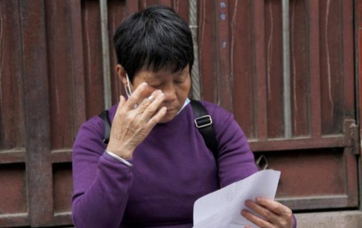 Ra ngân hàng rút 1,9 tỷ đồng tiền tiết kiệm để mua nhà, cụ bà 70 tuổi bị tòa án gửi giấy triệu tập, ngân hàng khẳng định: “Phải hoàn trả lại tiền”